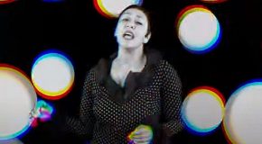 JE VEUX – Debitantski album “I Glow”, novi single i spot “Lovable”
